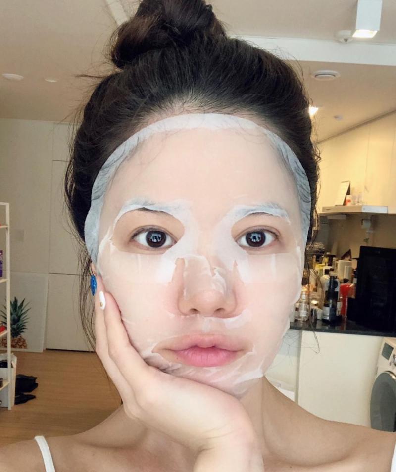 Dùng sữa rửa mặt ngay sau khi đắp mặt nạ