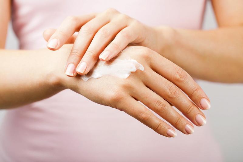 Bôi dưỡng và kem chống nắng thường xuyên cho da tay