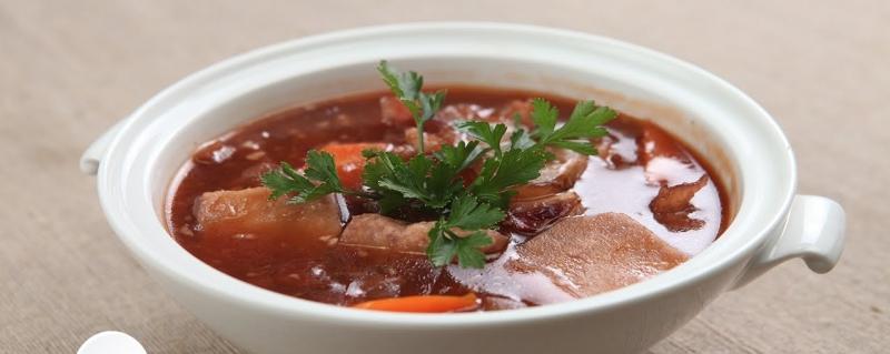 Gân bò sốt rượu vang