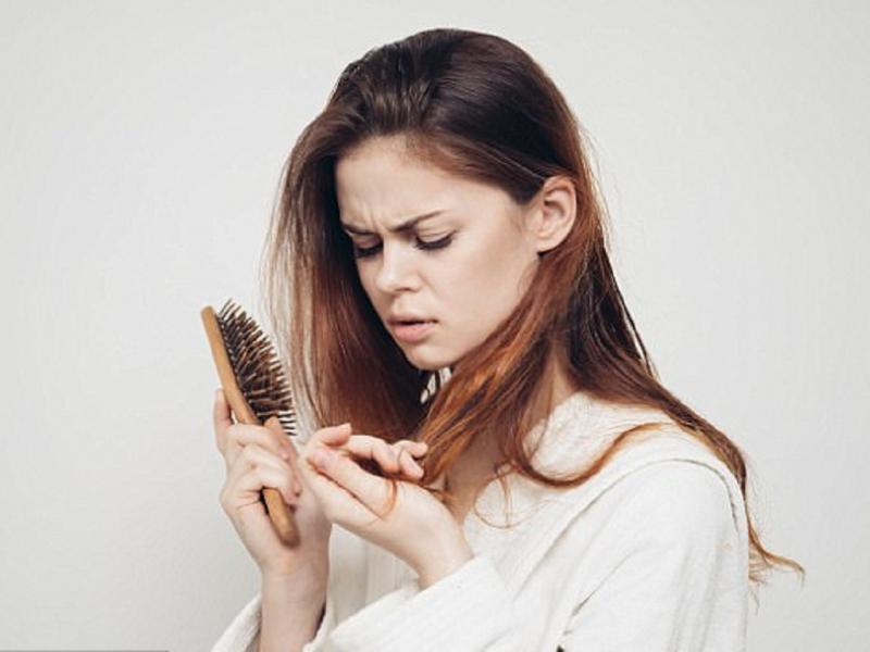 Đi ngủ khi tóc còn ướt gây rụng tóc và chẻ ngọn