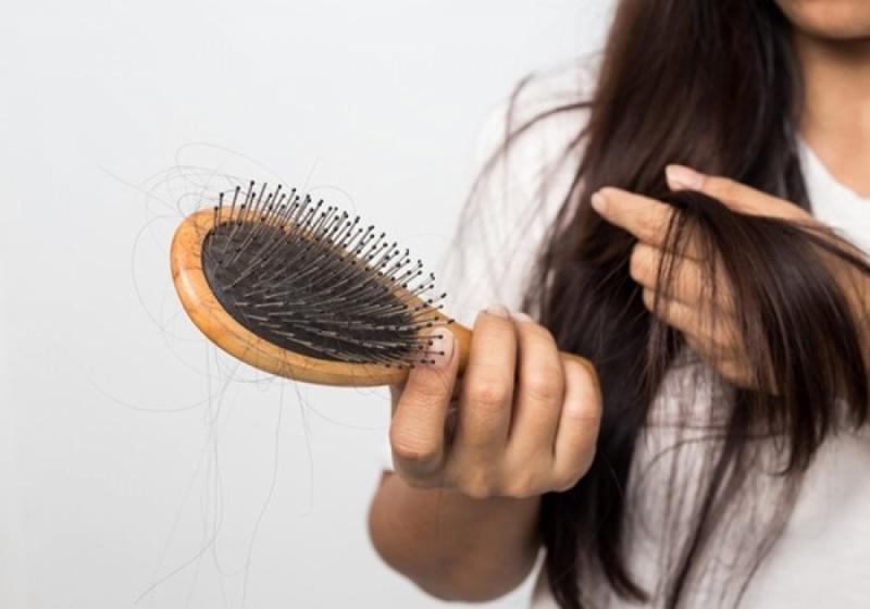 Đi ngủ khi tóc còn ướt gây rụng tóc và chẻ ngọn