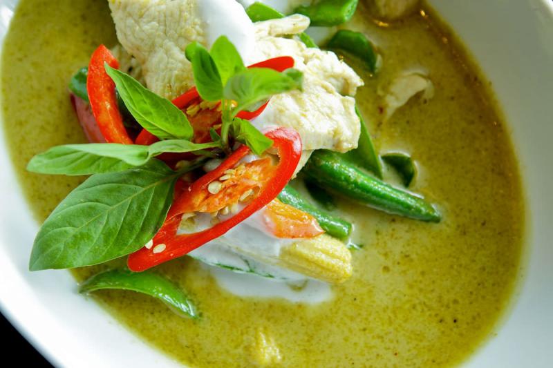 Geng Kheaw Wan Gai (Gà nấu cà ri xanh)
