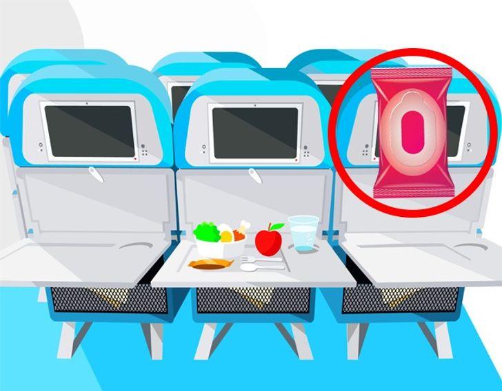 Vệ sinh tay vịn giữa ghế và khay