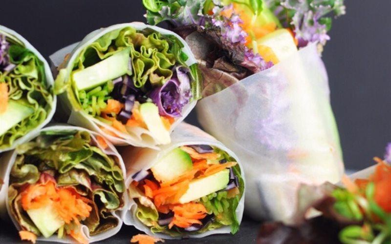 Gỏi cuốn bơ cầu vồng sốt Tahini