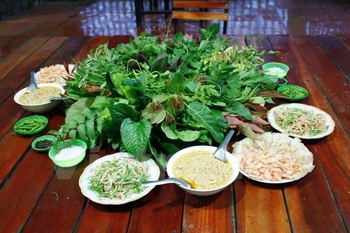 Tinh túy núi rừng Tây Nguyên đều tập trung trong mâm gỏi lá