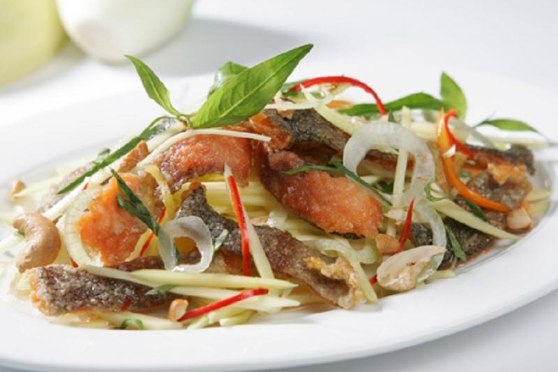 Gỏi xoài cá trê