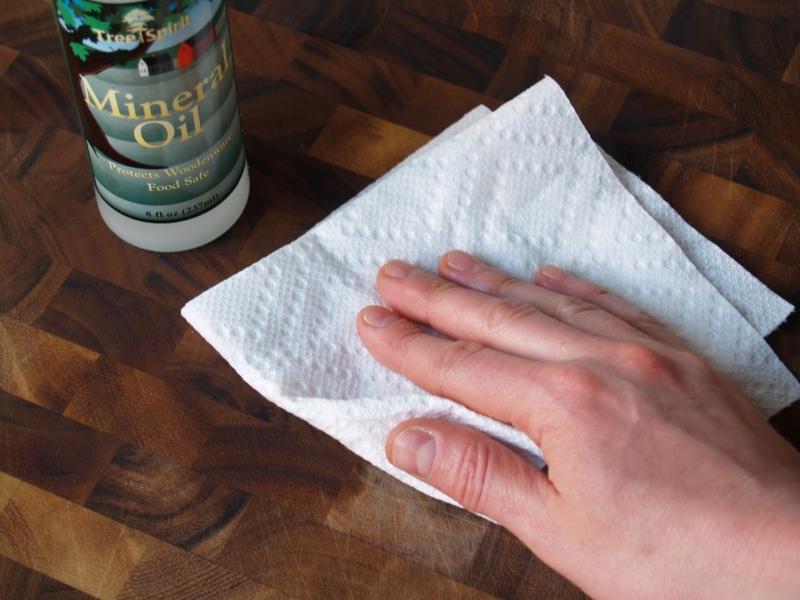 Hạn chế để da tay tiếp xúc với nước nóng
