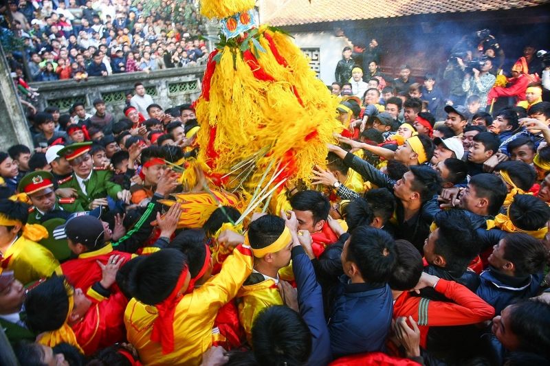 Nên hạn chế đến nơi đông người.