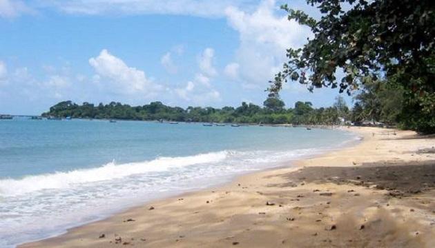 Hồ Bể với biển xanh cát trắng hoang sơ