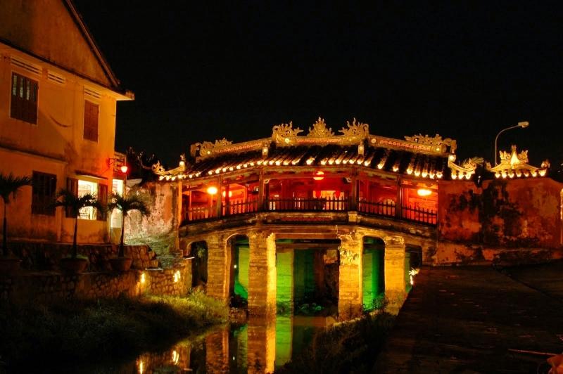 Chùa Cầu lúc về đêm.