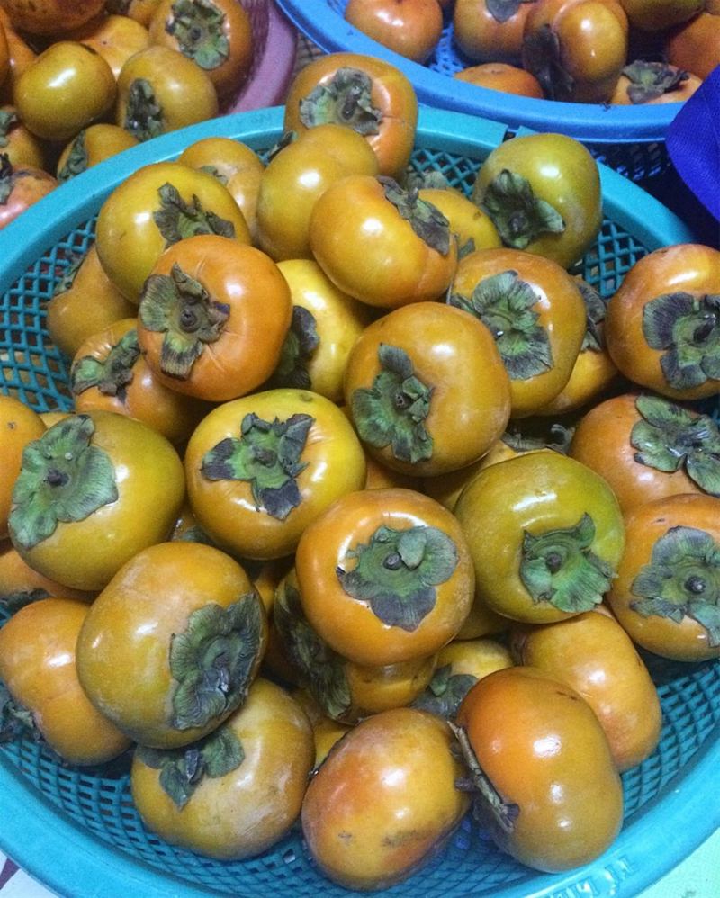 Quả hồng giòn ăn vào có vị sần sật, ngọt thơm.