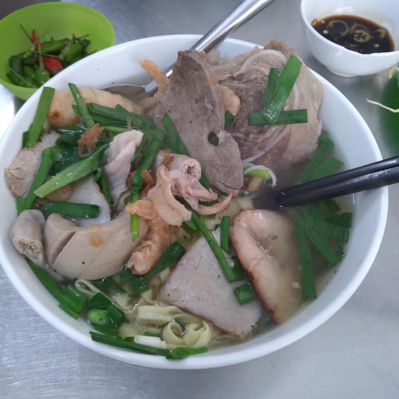 Tô hủ tiếu đầy ấp thịt, gan, phèo cật
