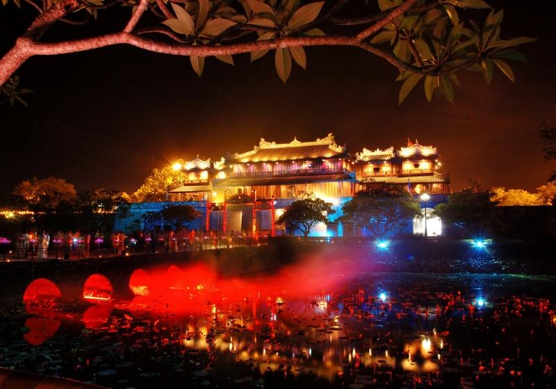 Huế lúc về đêm.