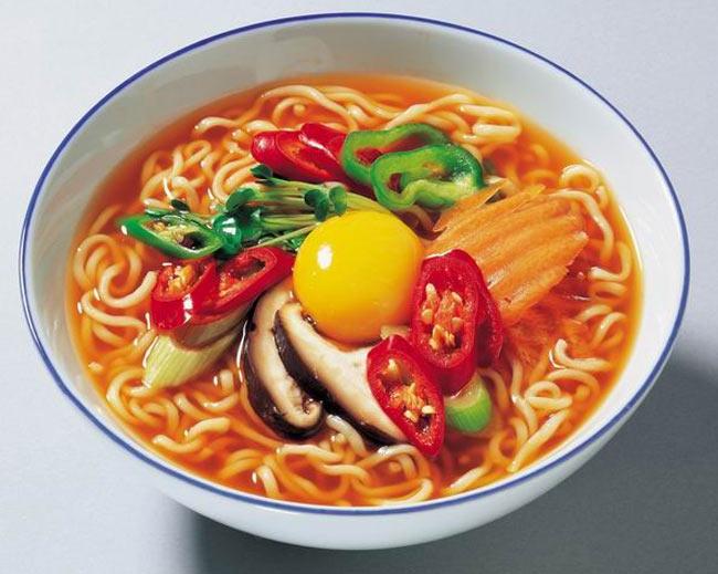 Trong nước dùng của mì chứa khá nhiều muối và dầu, do đó uống quá nhiều nước này có thể khiến cho cơ thể bạn bị phù thũng, suy thận.