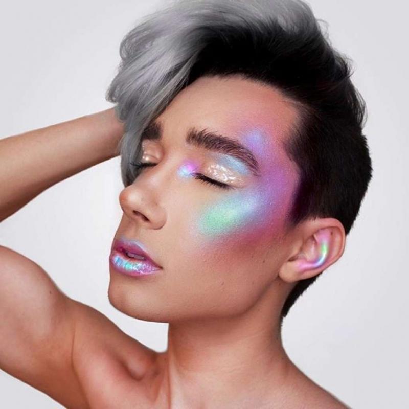 James Charles có niềm đam mê trang điểm từ lâu - Nguồn: Sưu tầm