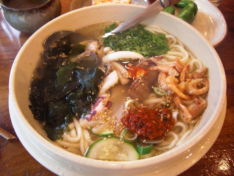 Kal-guksu là một loại mì sợi được nấu với nước hầm thịt, ngao, sò.
