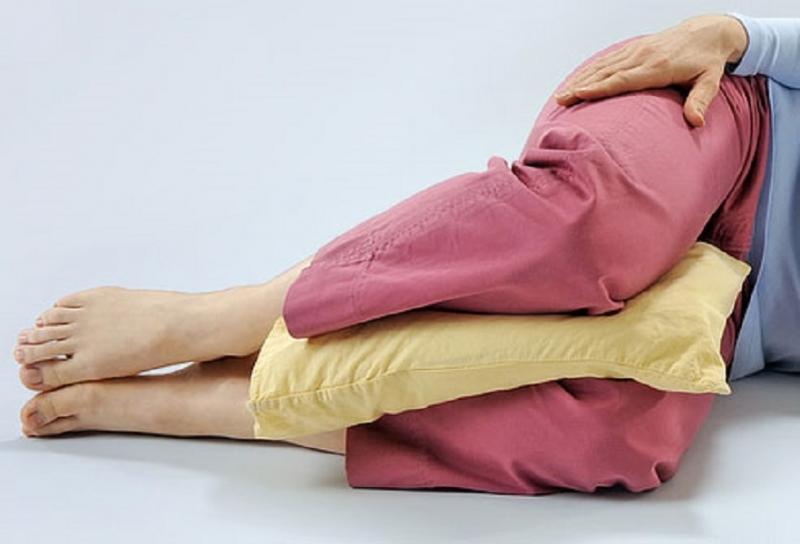 Kẹp gối khi ngủ