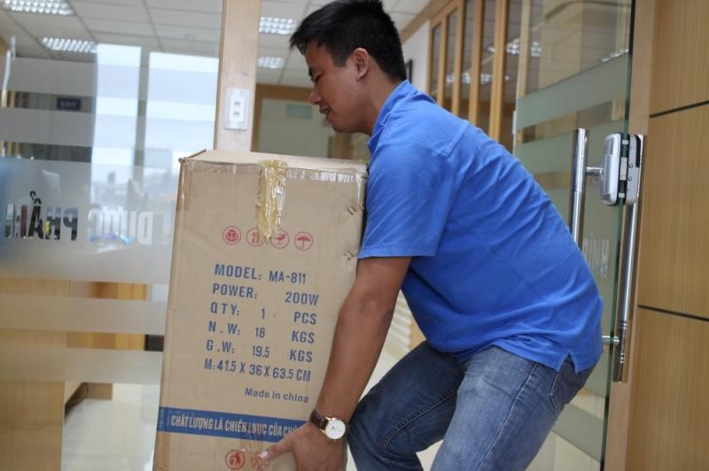 Những người mắc bệnh trĩ nên kiêng khem việc khuân vác vật nặng để tránh tình trạng tĩnh mạch bị trương căng lên.