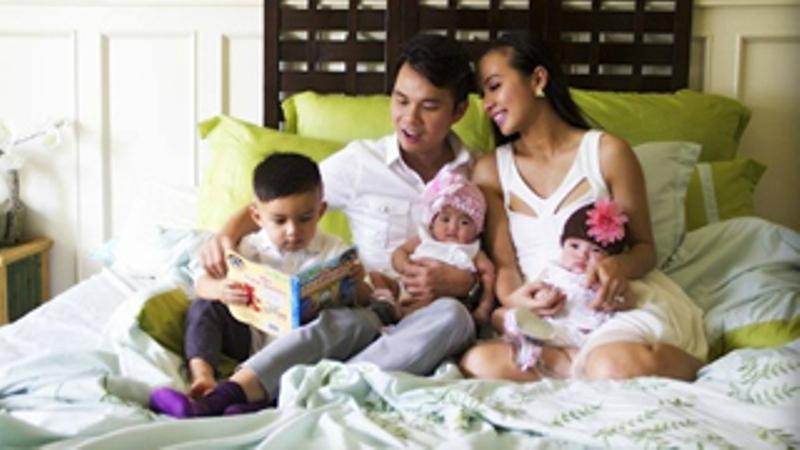 Cùng chồng và người thân chia sẻ việc chăm sóc con