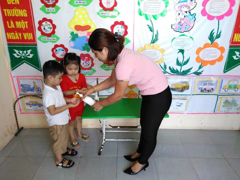 Không chia sẻ đồ dùng và ly tách với bạn bè