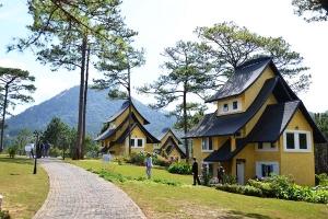 Lối đi quanh co rợp đầy bóng mát, hồ nước trong yên bình, bãi cỏ rộng cho những buổi picnic cuối tuần