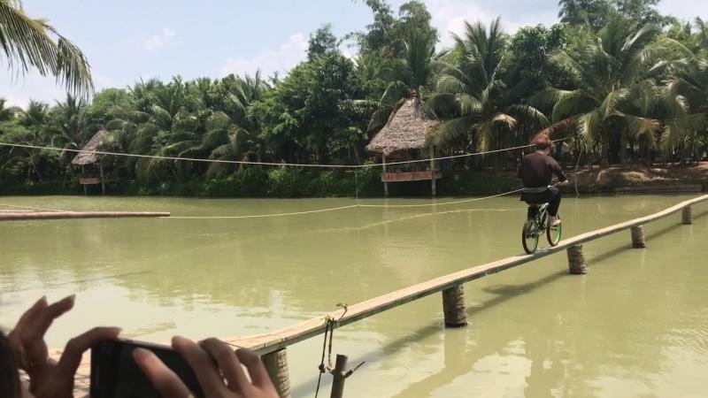 Có bạn nào đã thử chạy xe đạp trên cầu như thế này chưa