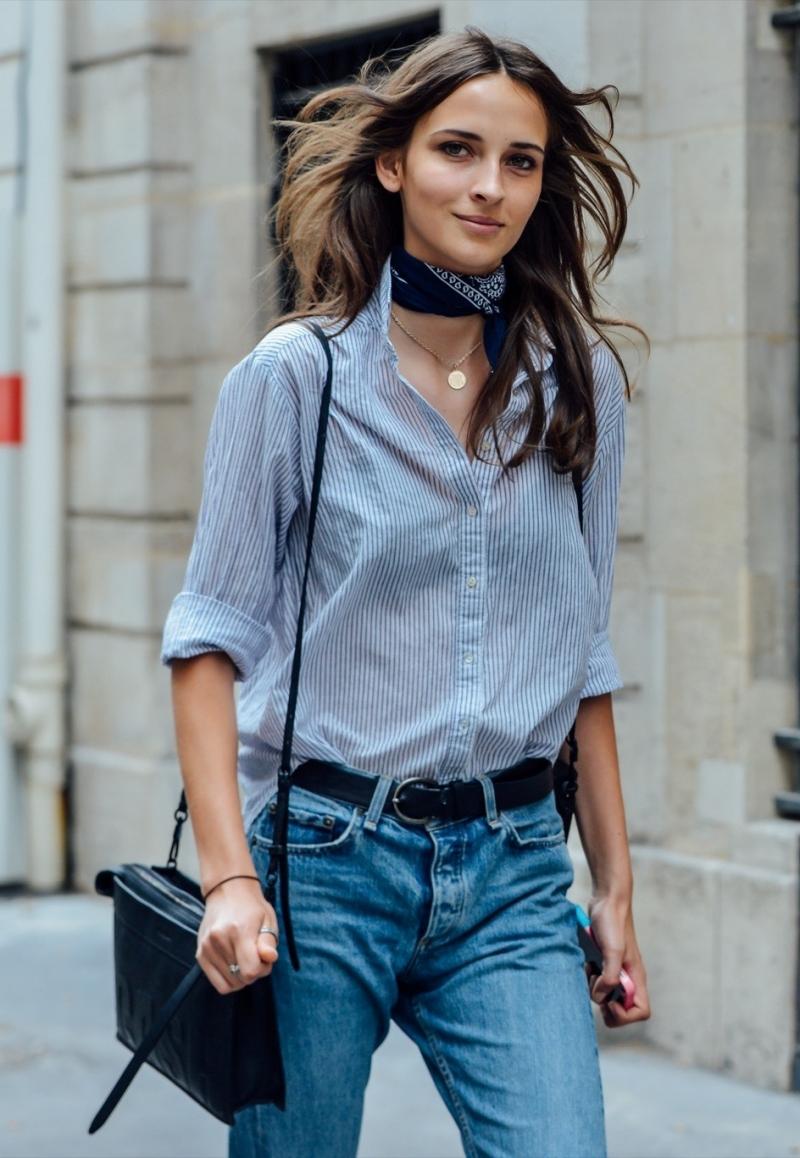 Kiểu choker dễ dàng kết hợp với nhiều loại trang phục, đặc biệt là áo sơ mi và áo khoét cổ sâu.