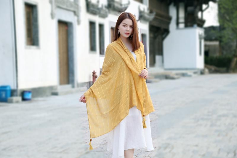 Kiểu quàng khăn qua vai