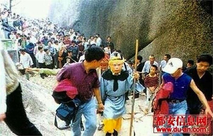 Đằng sau sự thành công không tưởng, ánh hào quang vô cùng chói sáng mà bộ phim Tây Du Ký đạt được thì một sự thật rằng, giá trị catse của các diễn viên cũng như kinh phí làm phim lại rất eo hẹp.