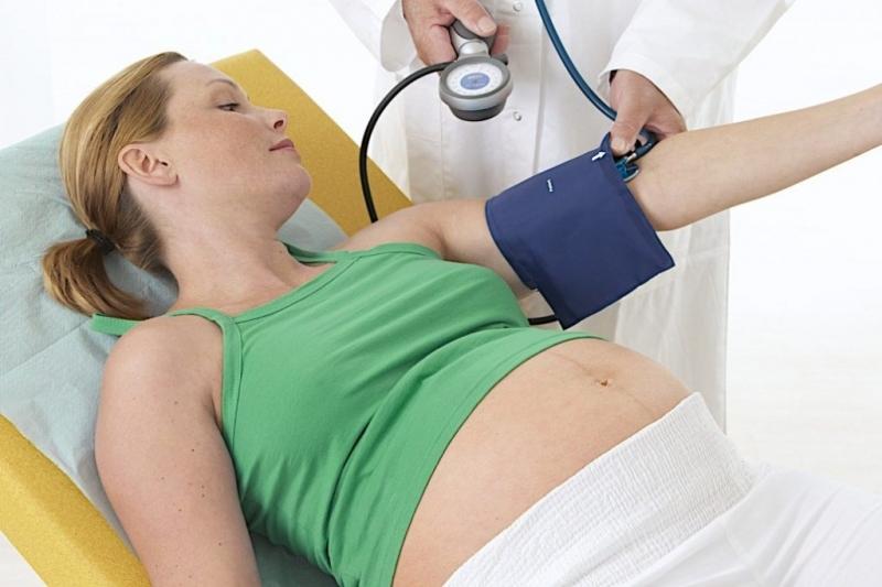 Thăm khám lâm sàng sức khỏe mẹ bầu