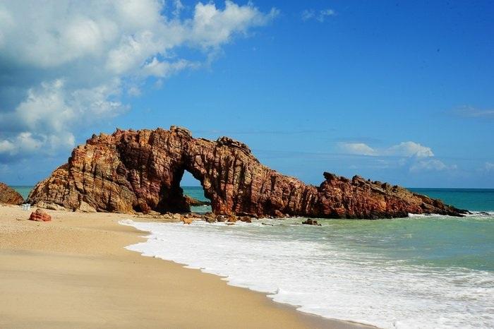 Làng chài Jericoacoara được biết tới với những con đường lát cát cùng bãi biển dài hút tầm mắt