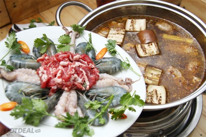 Món lẩu mắm với nhiều thành phần, gia vị trông rất bắt mắt, ngon miệng