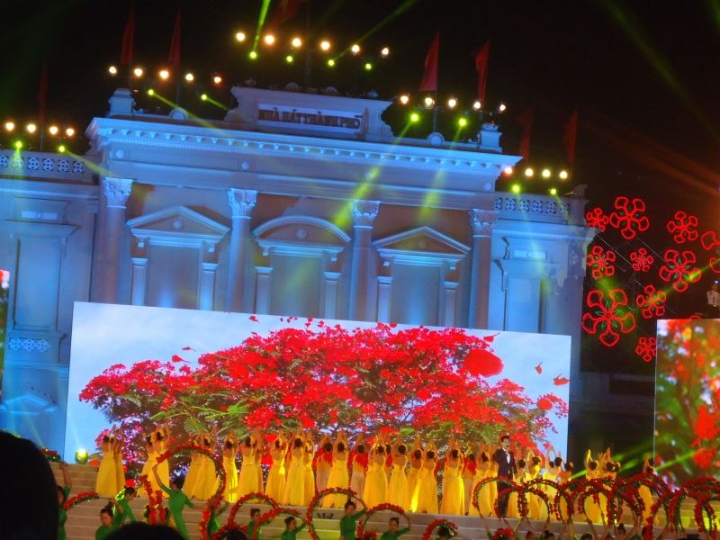 Lễ hội Hoa phượng đỏ (tháng 5 hàng năm)