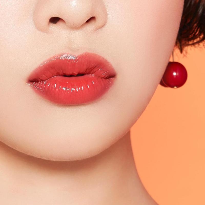 Luôn có một thỏi son đỏ trong túi