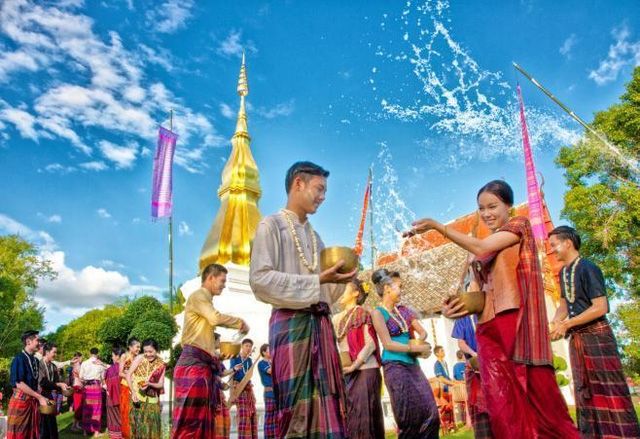 Khi tham quan Cung điện Hoàng Gia, Chùa Phật Ngọc, Chùa Vàng nên nhớ rằng bạn phải ăn mặc thật lịch sự, kín đáo