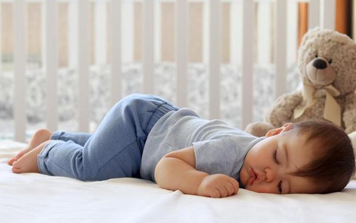 Luyện cho bé nằm nôi khi bé buồn ngủ