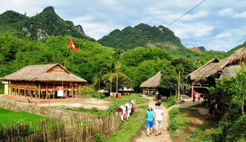 Một góc nhà sàn giản dị, đơn sơ nơi núi rừng hùng vĩ.