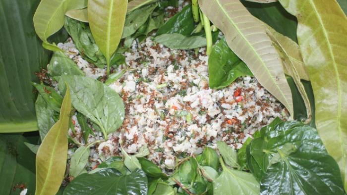 Món gỏi kiến bóp chua