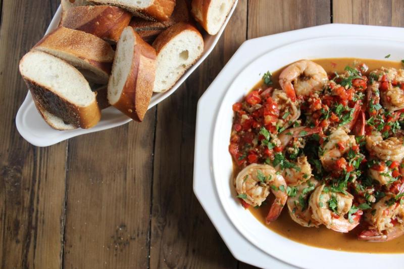 Món tôm xứ Creole thường được ăn cùng cơm trắng hoặc bánh mì