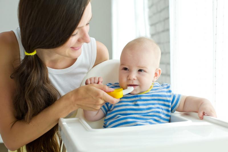 Sâu răng, viêm nướu hay là mòn men răng là những tình trạng mà bé hay gặp phả