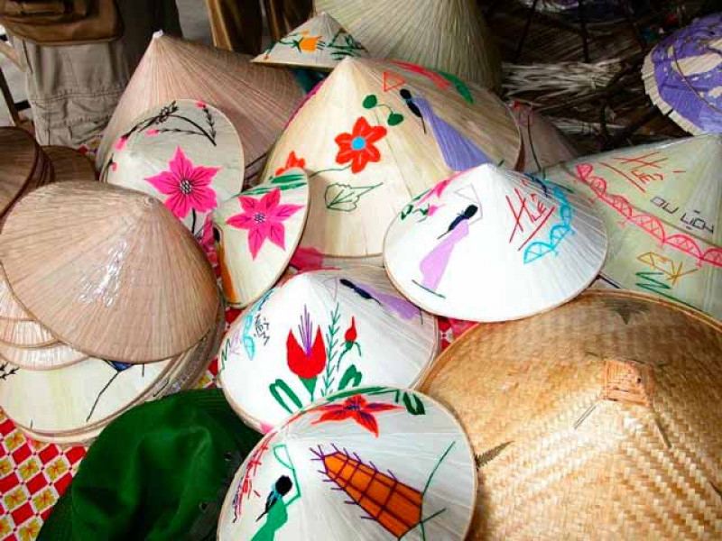 Mua quà lưu niệm khi đi Huế