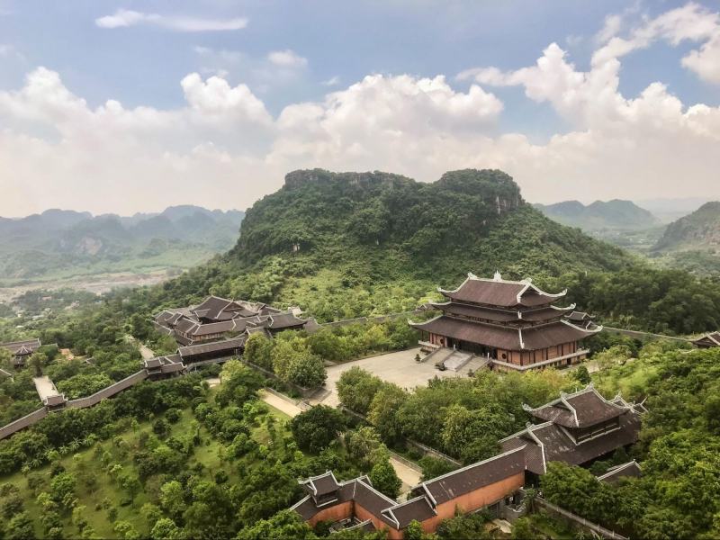 Hoặc bạn cũng có thể đến Ninh Bình vào thời điểm bắt đầu mùa hè cùng gia đình mình - mua bướm nở
