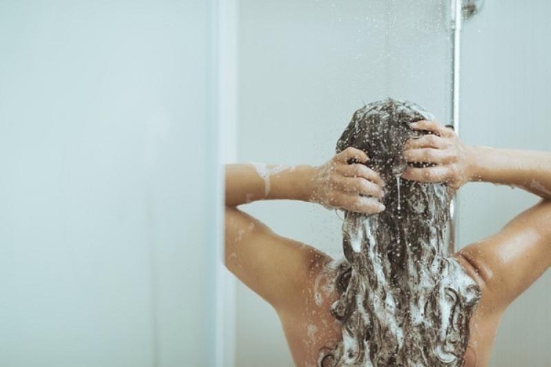 Nước ấm sẽ làm cho cơ thể ấm lên, đẩy nhanh tốc độ tuần hoàn máu trong cơ thể, tăng sự bài tiết, tạo cho cơ thể được thả lỏng, dãn nở.