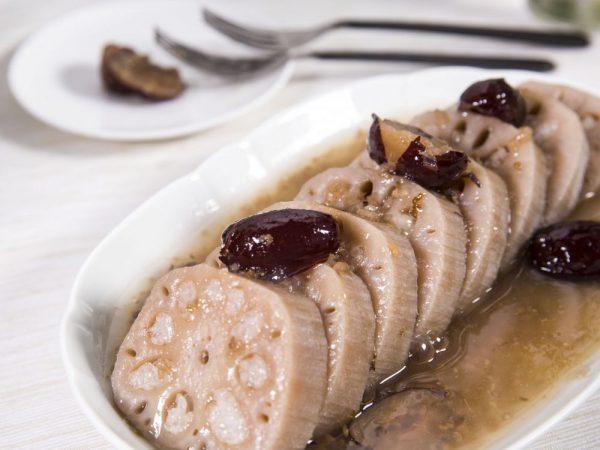 Ngó sen nhồi gạo nếp với mật ong là một món tráng miệng địa phương của Hàng Châu.