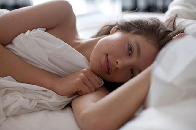 Ngủ nude hoặc ngủ với trang phục mỏng và thoáng nhất