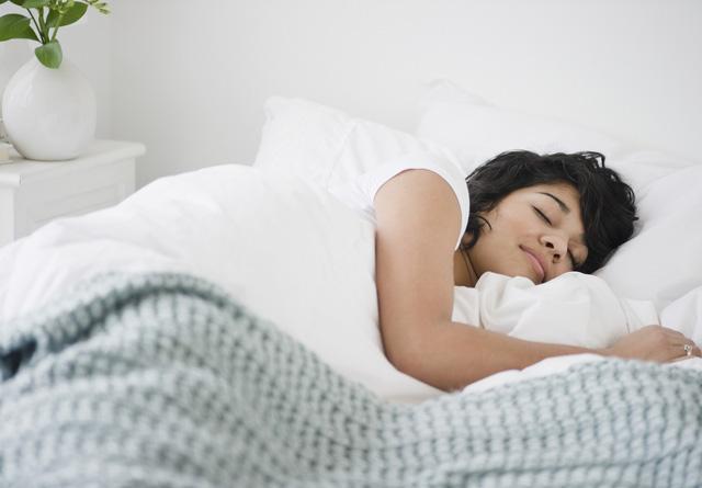 Ngủ nhiều làm cơ thể mệt mỏi, giảm năng lượng, nguy cơ gây bệnh béo phì, đau đầu, trầm cảm, bệnh tim