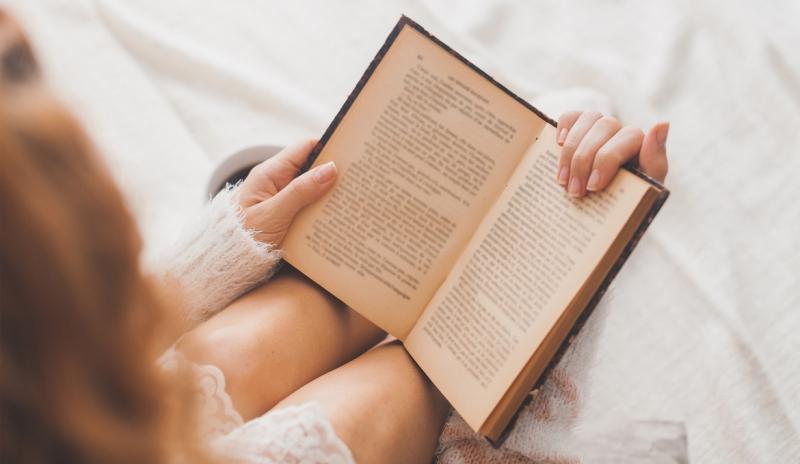 Đọc sách tại hiệu sách