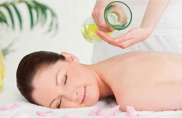 Làn da khô sẽ mềm mại hơn nhờ tinh dầu thầu dầu