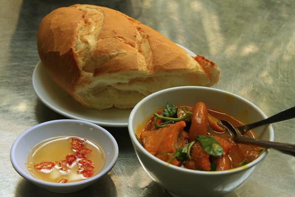Phá lấu là một món dễ ăn vào bất kỳ thời điểm nào, với giá cả phải chăng.