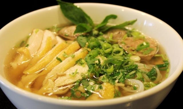 Bên cạnh đó, Việt Nam còn có món phở gà rất thơm ngon